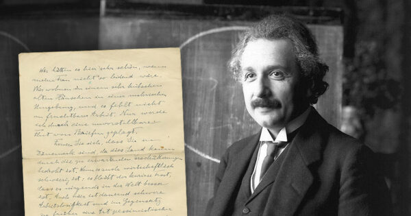 Albert Einstein lors d'une conférence à Vienne en 1921 par Ferdinand Schmutzer. Au premier plan, lettre d'Albert Einstein en allemand, adressée à Karen Stampe Bendix, vers 1936. © Kedem Auction House.