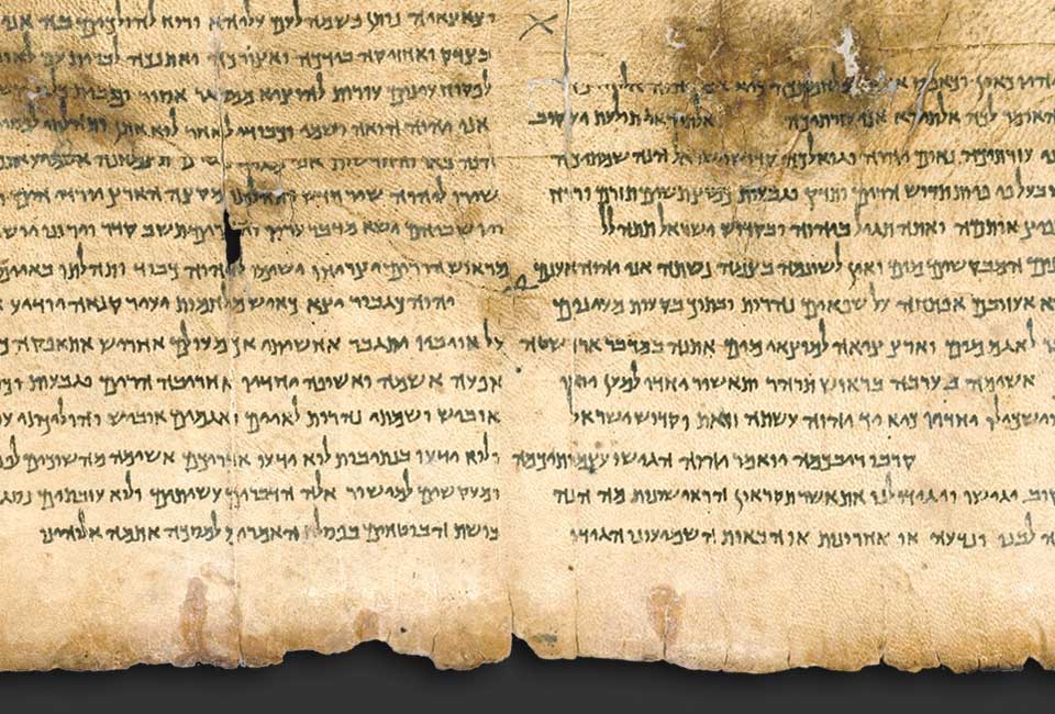 Grand rouleau d'Isaïe, le mieux conservé des rouleaux bibliques trouvés à Qumran. Il contient l'intégralité du livre d'Isaïe en hébreu, à l'exception de quelques petites parties endommagées. Celui-ci, authentique, est conservé au Musée d'Israël.