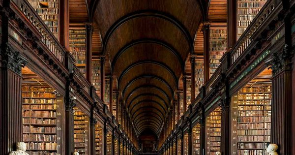 La longue salle de l'ancienne bibliothèque du Trinity College de Dublin. Photographie © 	Diliff.