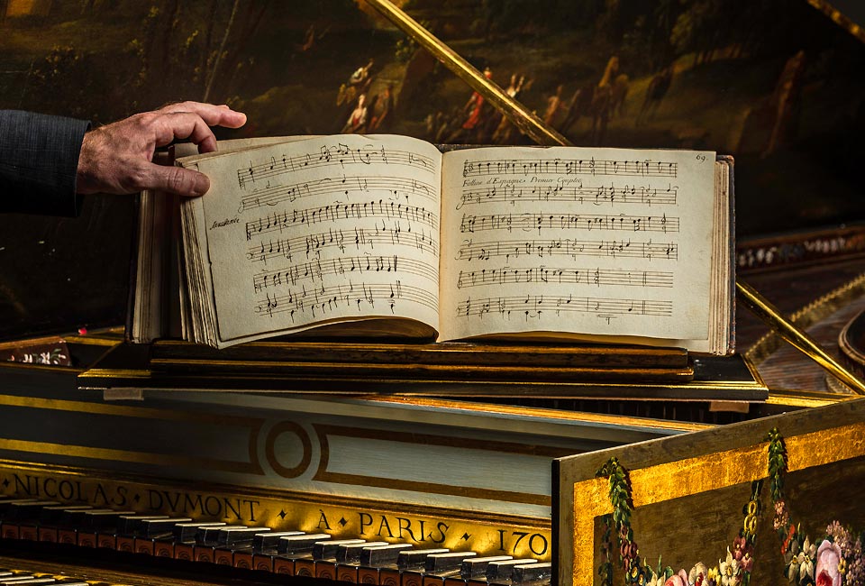 Christophe Rousset et le manuscrit de Madame Théobon sur un clavecin Nicolas Dumont de 1704. Photographie © Eric Larrayadieu.