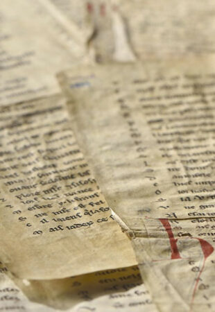 Des fragments manuscrits d’œuvres de Chrétien de Troyes rejoignent la BnF