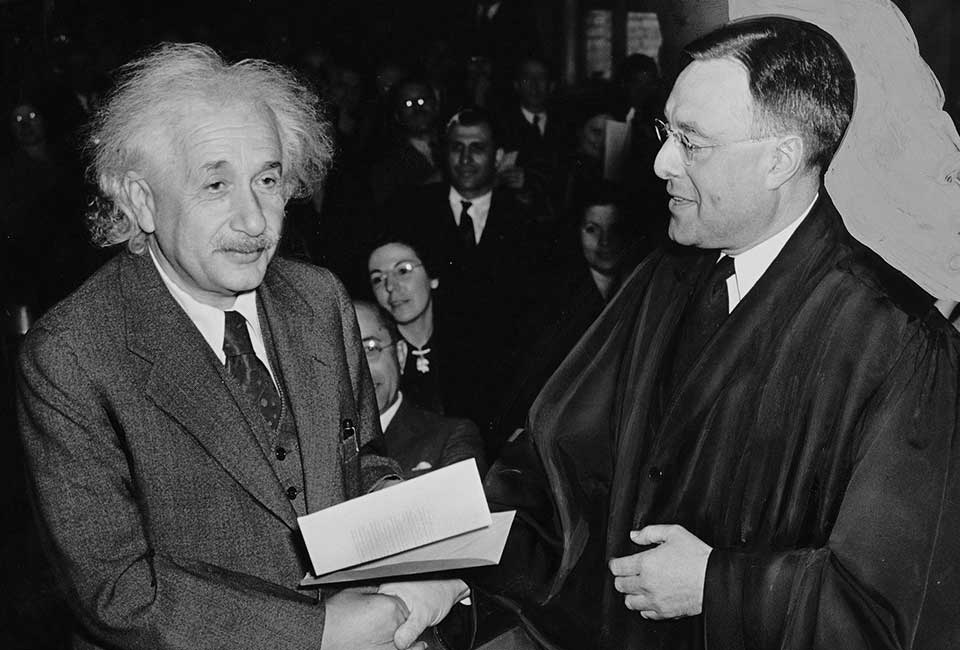 Albert Einstein recevant ses papiers de citoyenneté américaine en 1940.