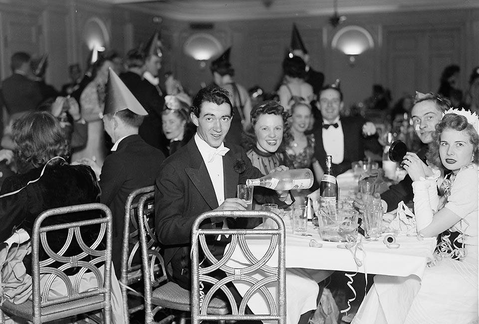 Célébration du Nouvel An, 1940, National Photo Company, Library of Congress Prints and Photographs Division Washington (LC-F8112- 44670 [P&P]).