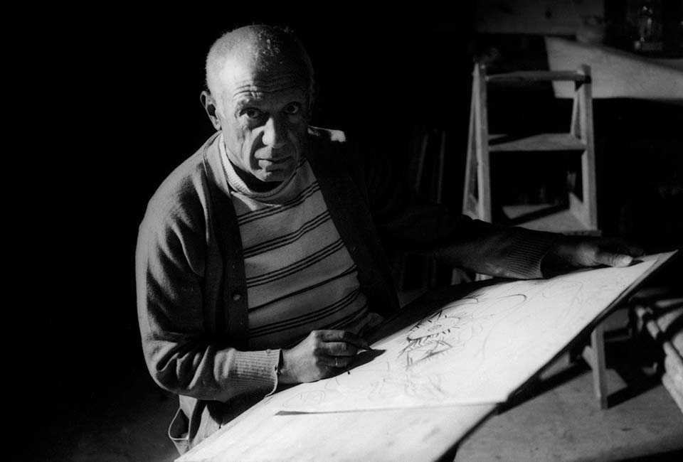Michel Sima, Pablo Picasso drawing in Antibes,1946. Black-and-white photograph. Photo © Michel Sima / Bridgeman Images