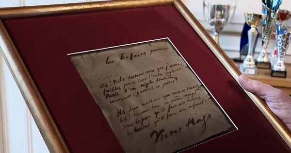 Le cadre contenant le poème manuscrit tenu par Jean-Jacques Fito. © Reportage C.Schulbaum et Denis Colle / France 3 Bourgogne-Franche-Comté.